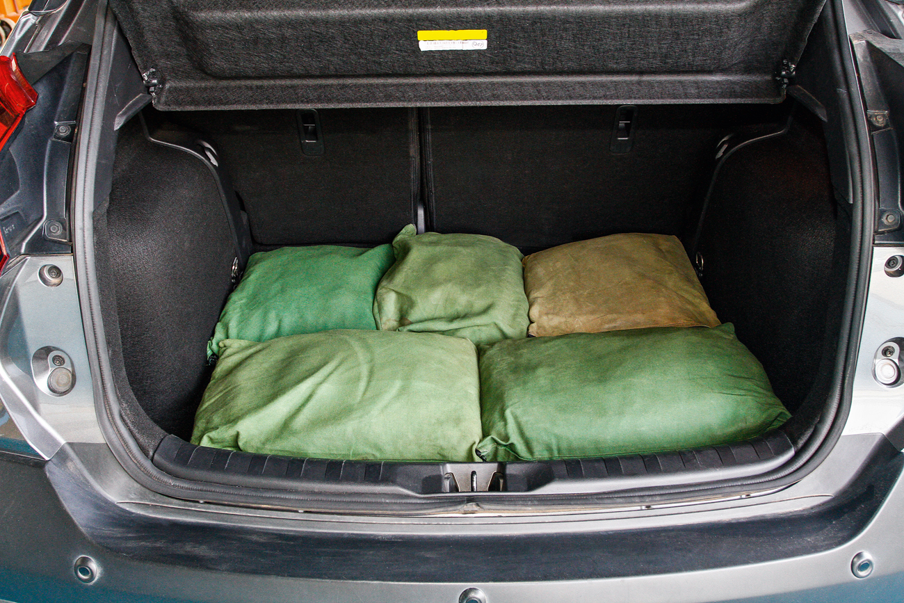 A traseira do Kicks carregado desce muito mais do que a dianteira