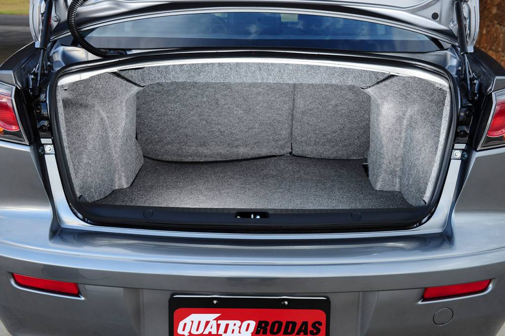 Quais as vantagens da dobradiça pantográfica no porta-malas?