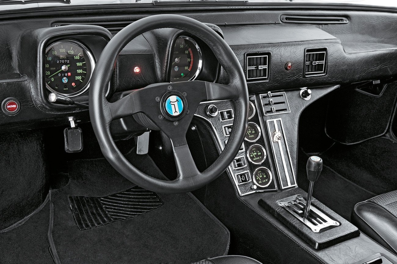 Veloc&iacute;metro e conta-giros separados no painel e c&acirc;mbio guiado pela grelha