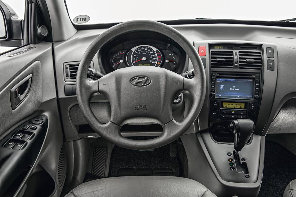 Com interior todo cinza e iluminação verde, Hyundai Tucson lembra como eram os carros americanos no início do século