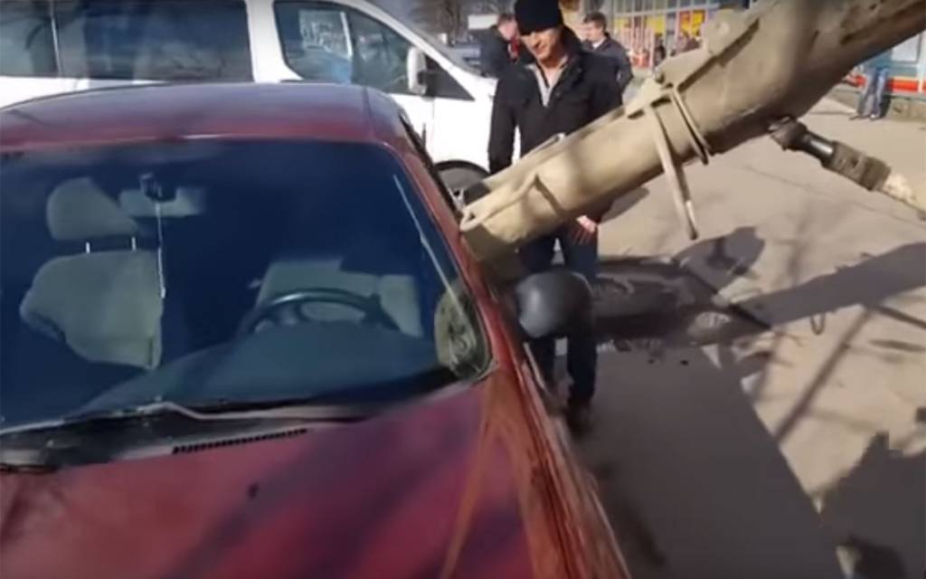 Homem revoltado lota carro da esposa com concreto