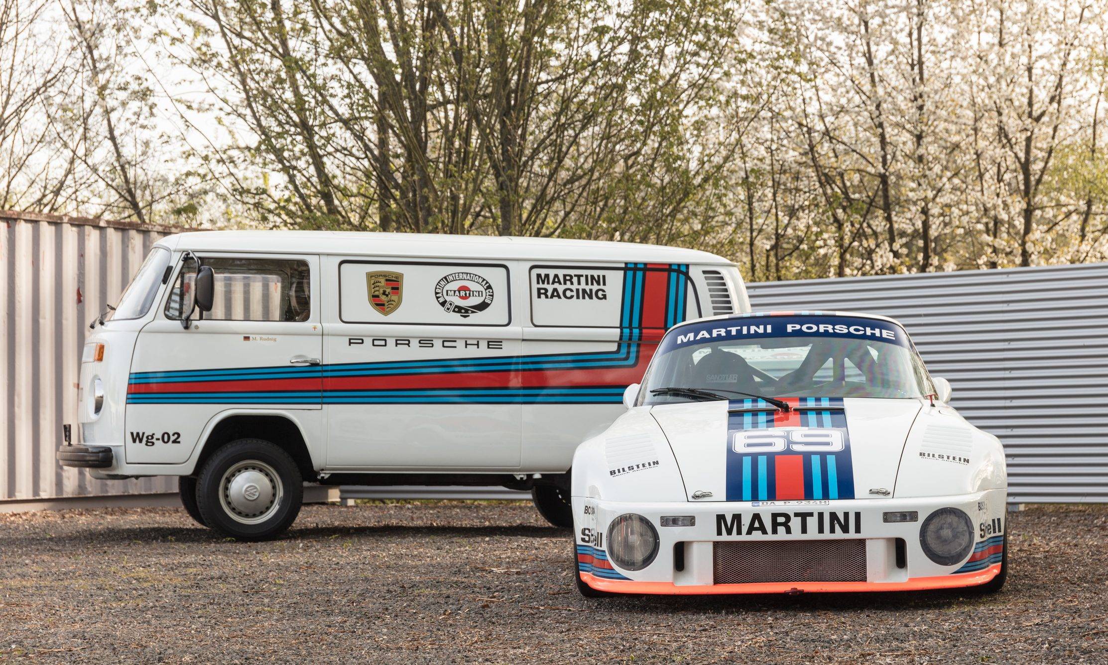 À venda: um Porsche de corrida e uma Kombi de apoio envenenada