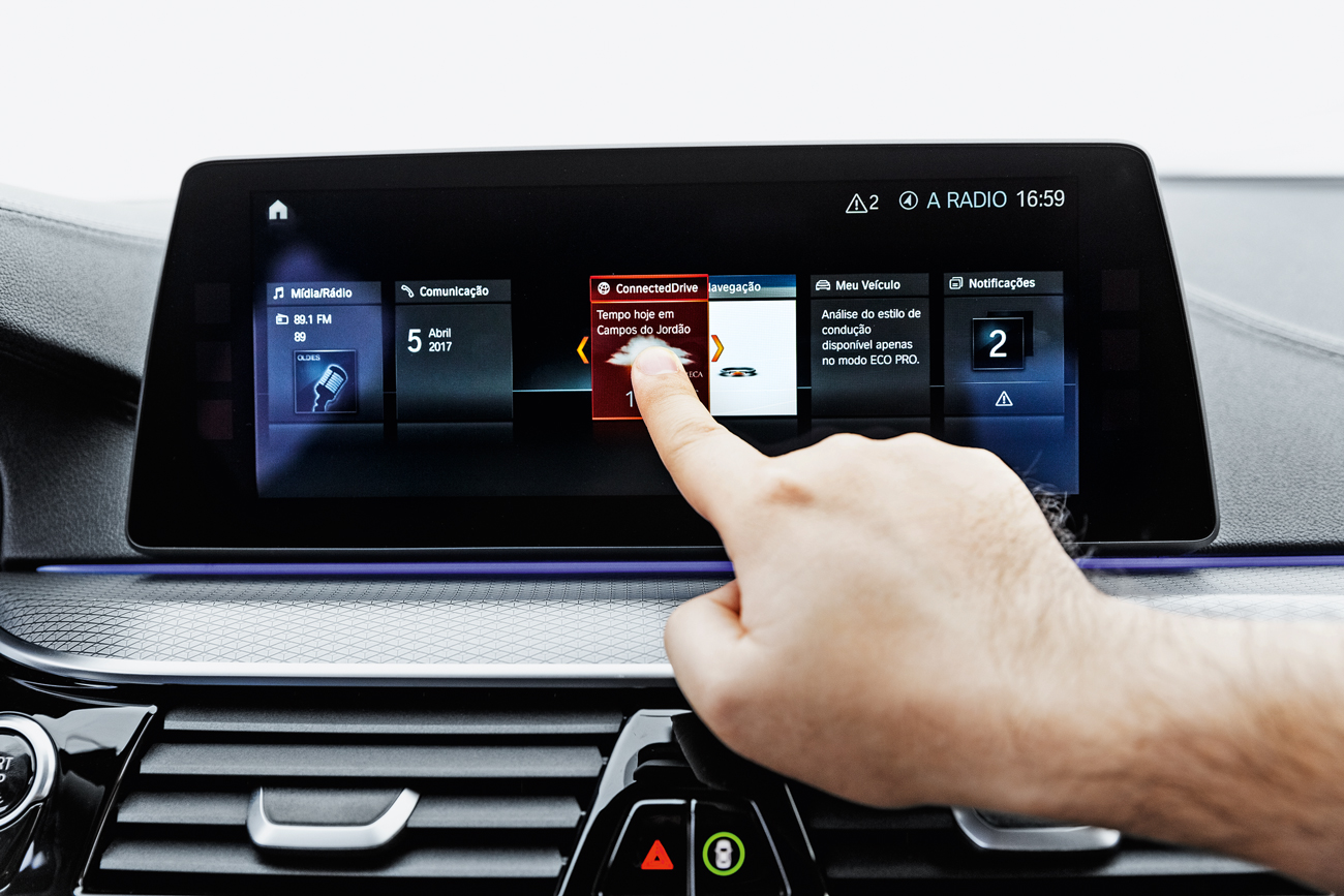 Tela touchscreen de 10,2 polegadas: enfim a BMW lembrou da tecnologia
