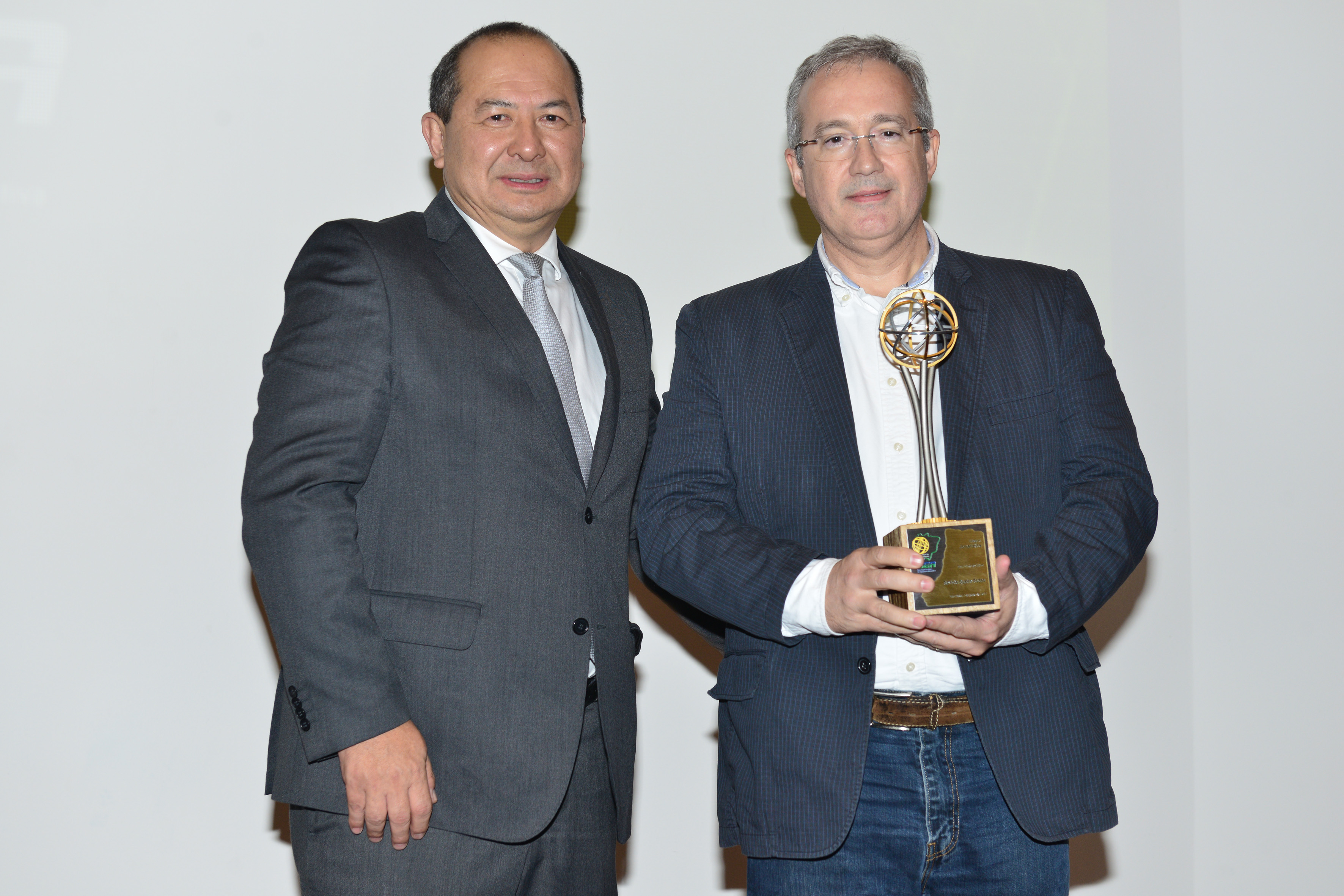 Paulo recebeu o trof&eacute;u das m&atilde;os de Edson Orikassa, presidente da AEA (&agrave; esq.)