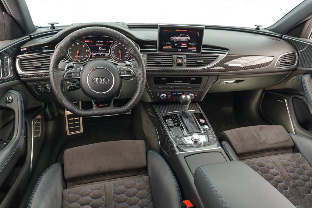 Tela central é rebatível e exibe dados do carro
