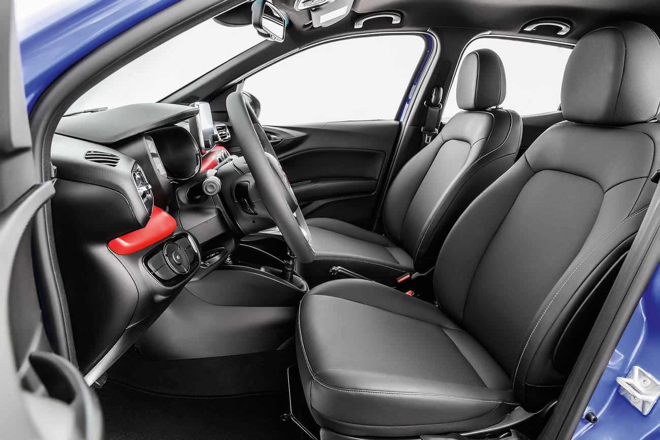 O acabamento interno supera todos os compactos atuais da Fiat. Sem pl&aacute;sticos duros e pe&ccedil;as mal encaixadas