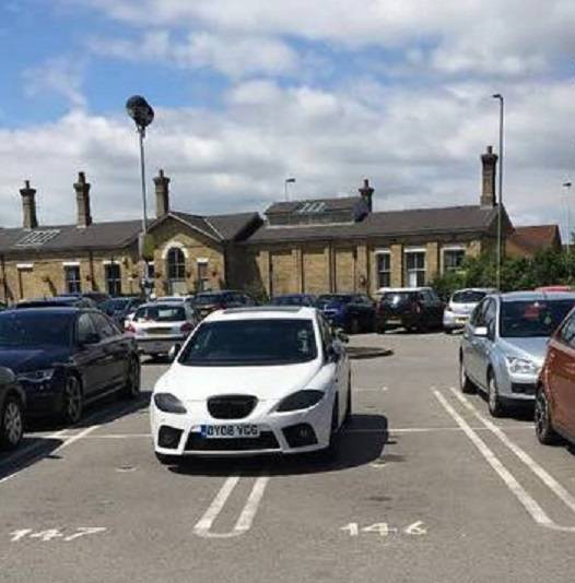 Um ótimo exemplo de como NÃO se deve estacionar