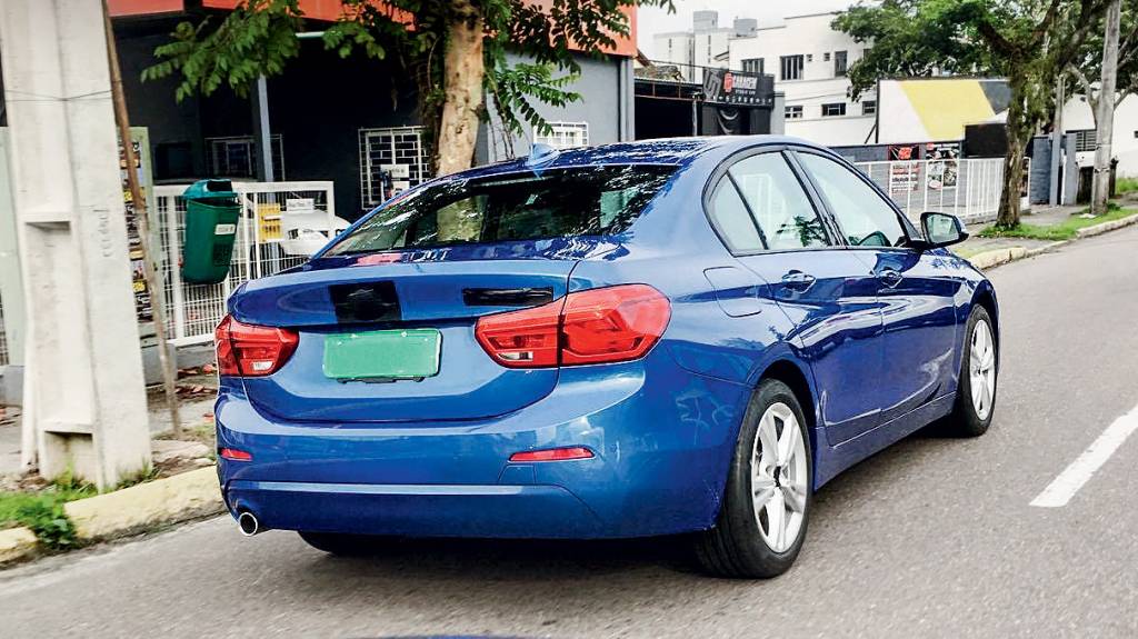 Novo BMW Série 1 Sedan é flagrado rodando no Brasil