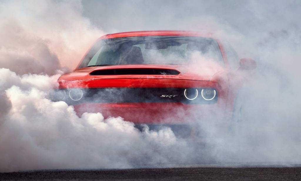 Prefeitura usa spray para destruir pneu de quem faz burnout