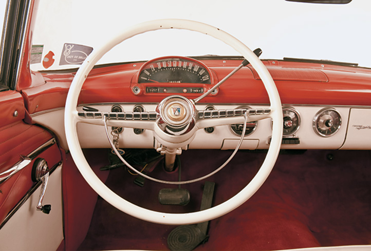 Ford Crown Victoria Interior acompanha o tom bicolor da pintura