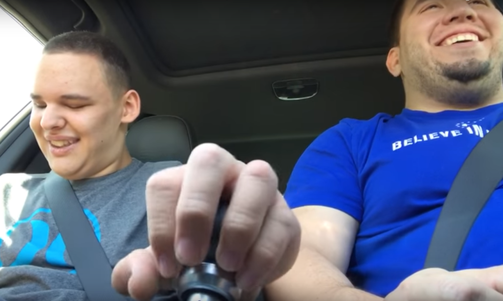 Emocionante: pai ensina filho cego e autista a trocar marchas