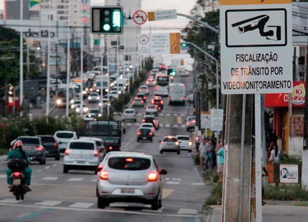 Câmeras veem o que você faz dentro do carro e podem te multar