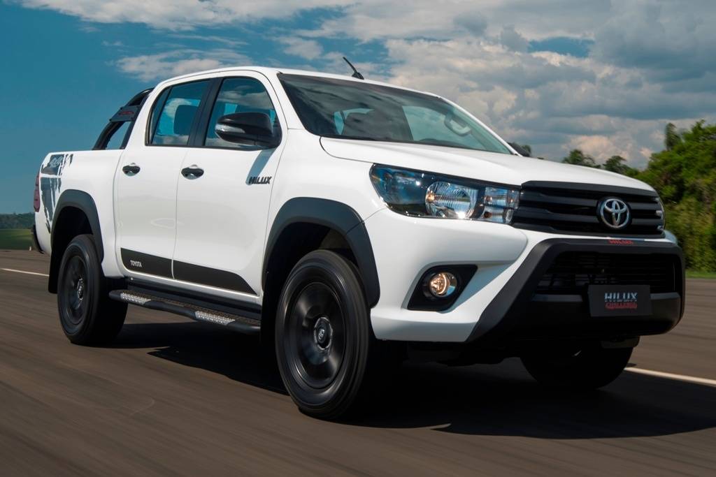 Hilux ganha versão flex manual e série especial Challenge
