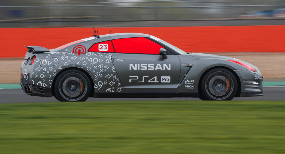 Nissan GT-R vira carro de controle em tamanho real