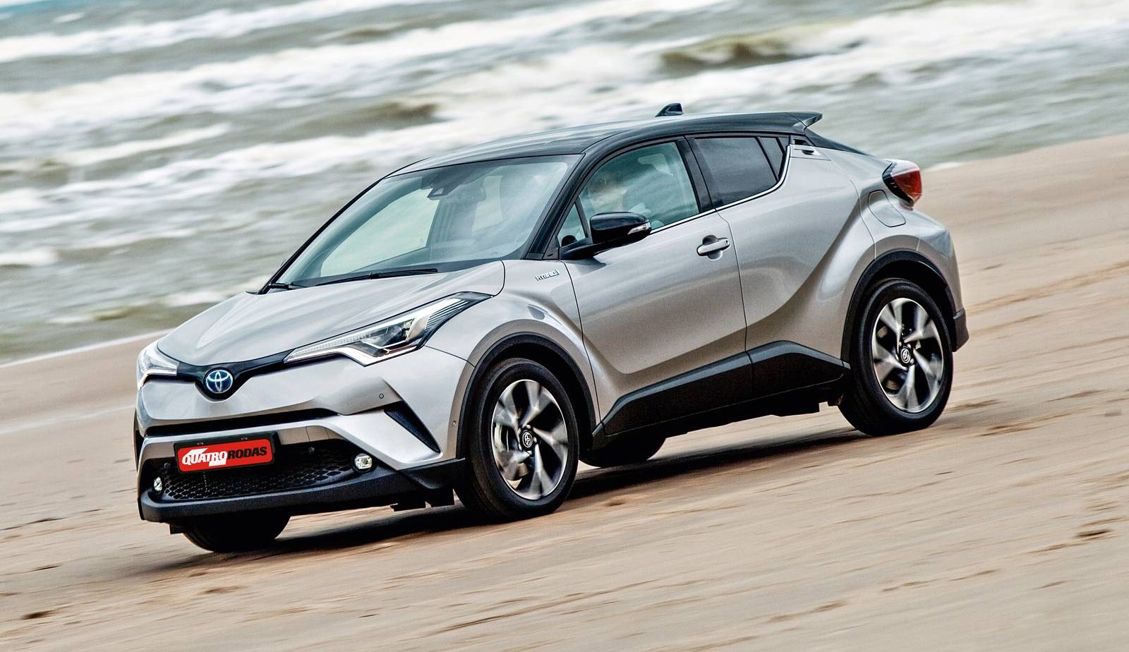 Linha curva do teto faz o estilo SUV cup&ecirc;