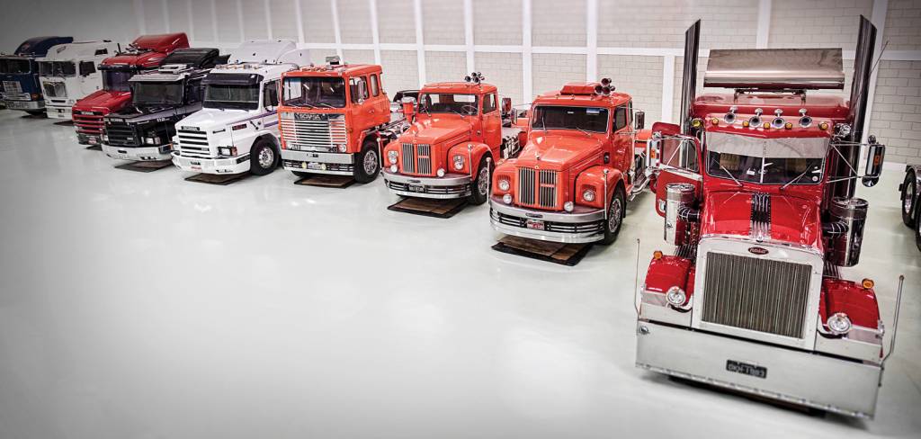 Paulista coleciona mais de 30 caminhões em um galpão de 3.000 m²