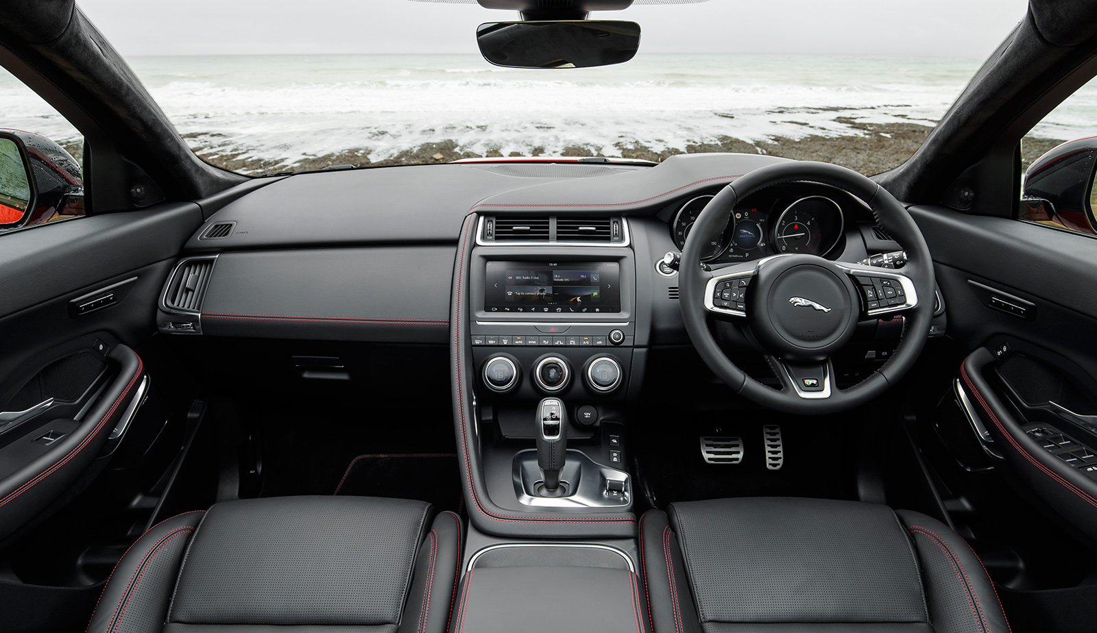 Interior &eacute; quase igual ao do F-Pace