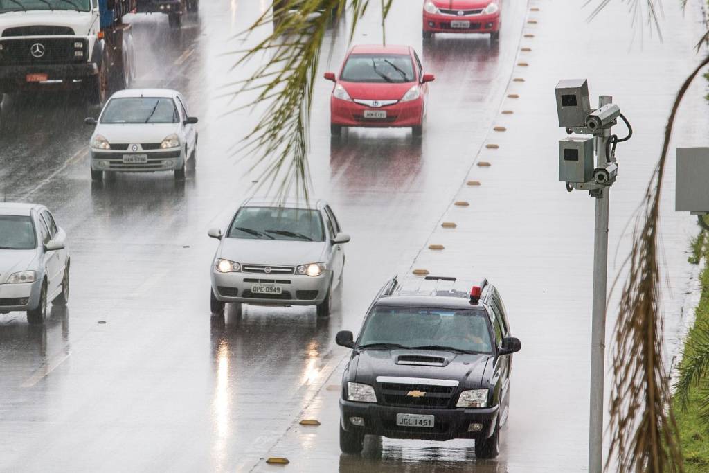 Projeto de lei quer acabar com lucro de empresas por multas de trânsito