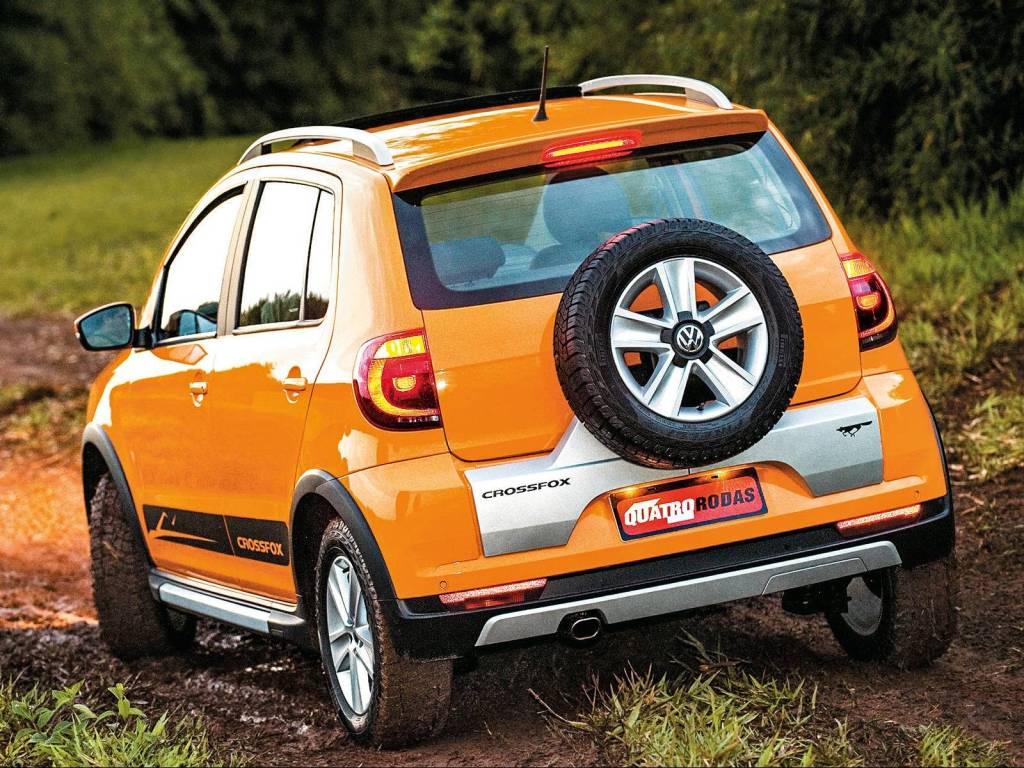 VW Crossfox Antes preso à esquerda, estepe passou a ser fixo num apoio central