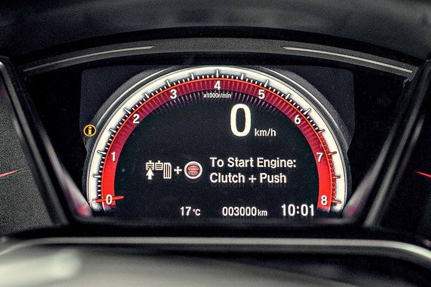 Por que alguns carros só ligam com a embreagem pressionada?