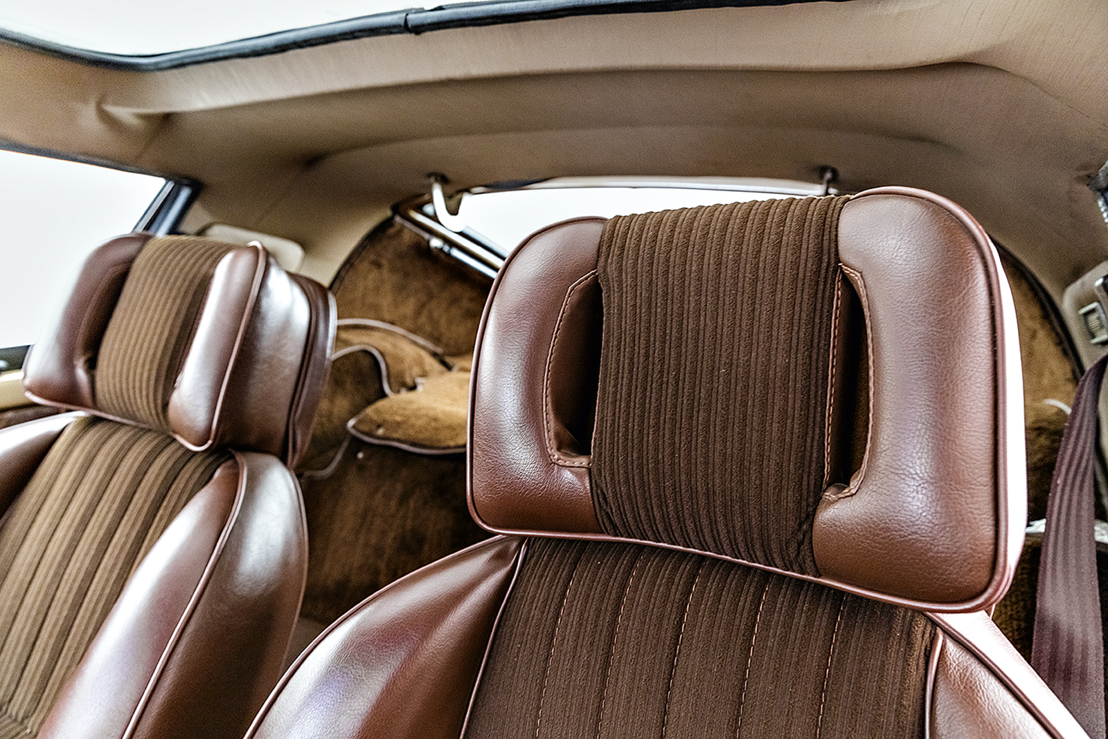 Bancos tinham alto-falantes embutidos no apoio da cabe&ccedil;a