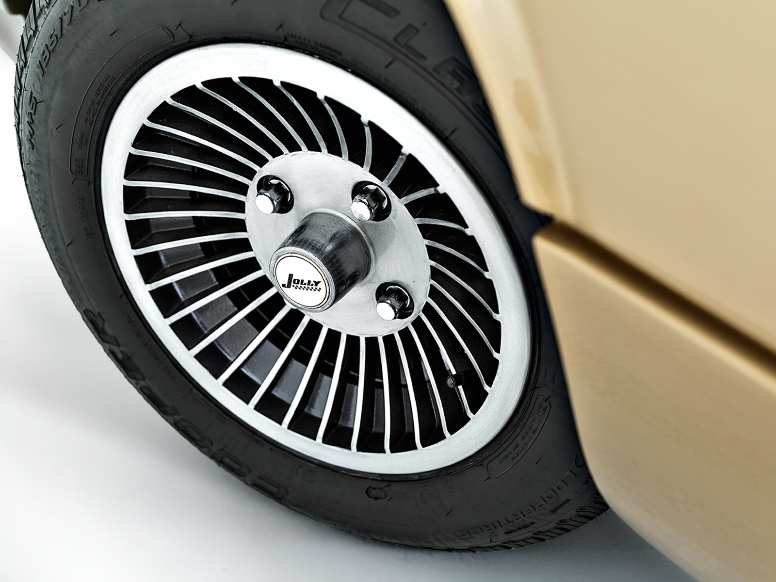 Rodas com 6 polegadas de largura e pneus radiais 185/70