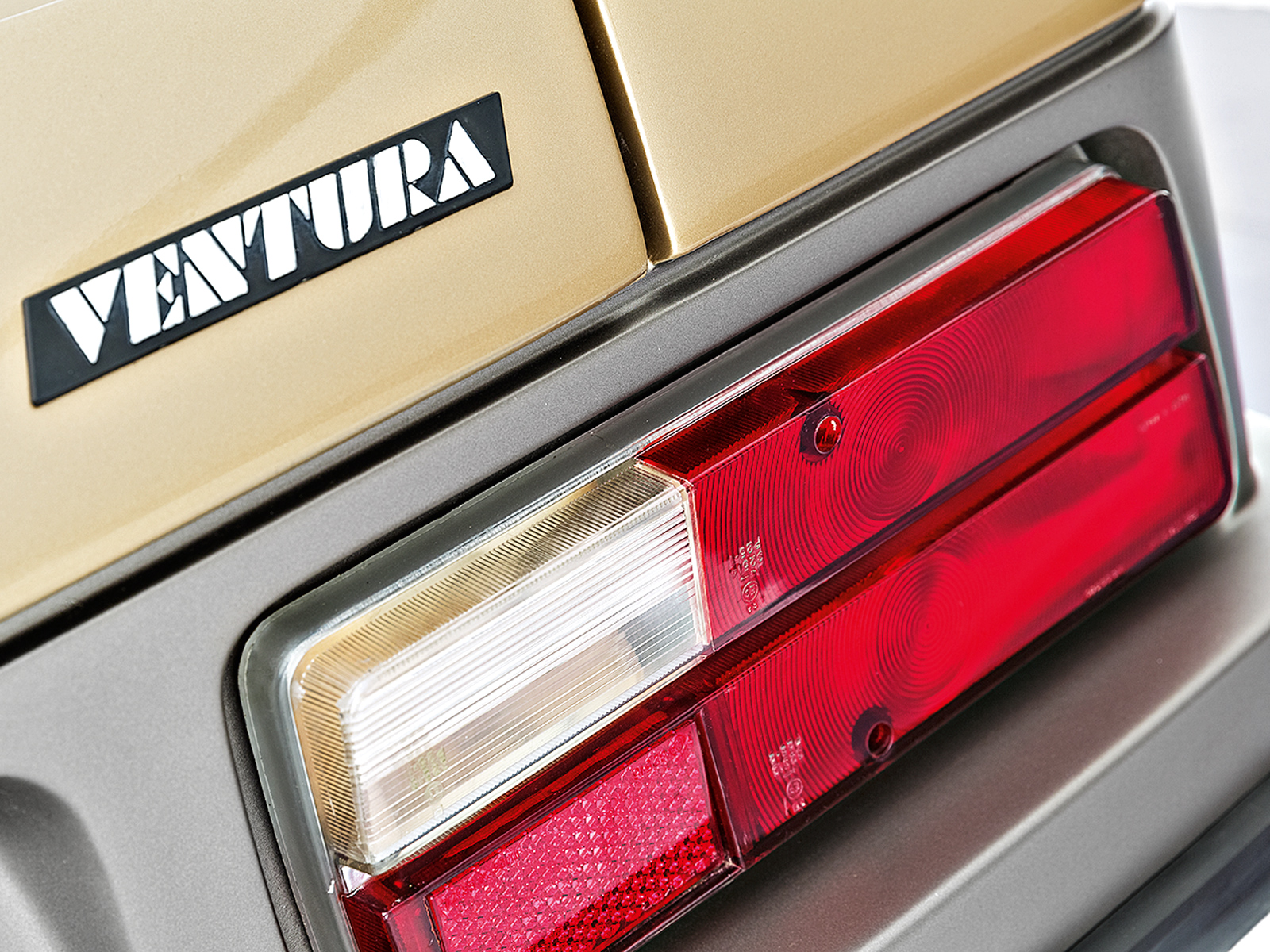 Os far&oacute;is eram do Dodge Polara