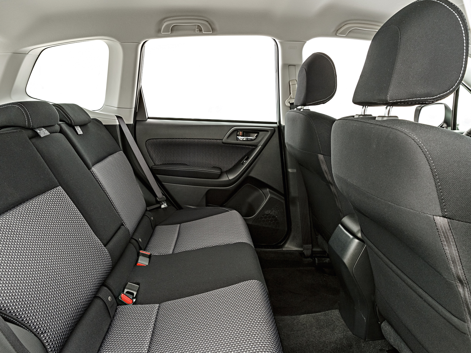 A cabine do SUV acomoda cinco pessoas