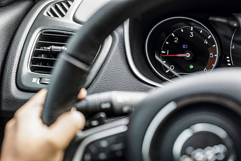 Longa Duração: Compass pisca farol alto quando a seta é acionada