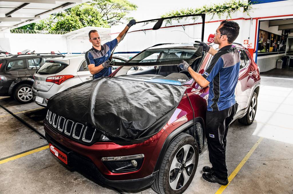 Longa Duração: pedrada quebra o para-brisa do Jeep Compass