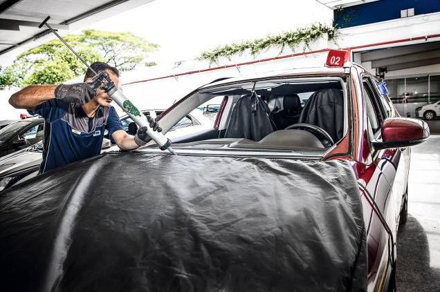 Um novo cordão de cola é aplicado na moldura já limpa Um novo cordão de cola é aplicado na moldura já limpa