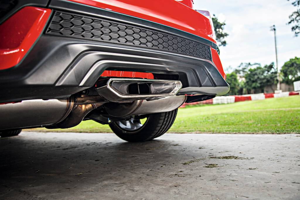 De onde sai o gás mais tóxico de um veículo e o que ele causa?