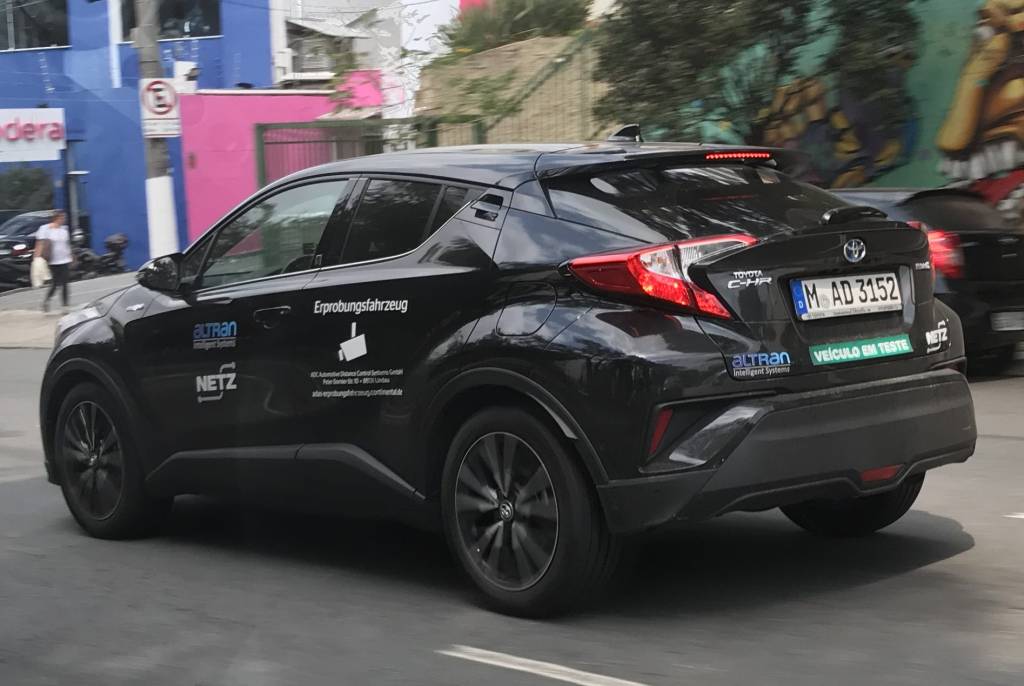 CH-R roda em testes no Brasil, mas não pela Toyota