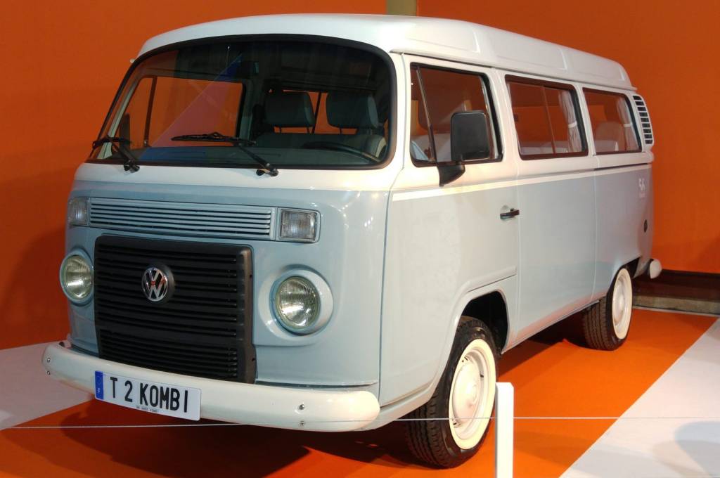 Expostos em “porão”, carros brasileiros chamam a atenção em Paris