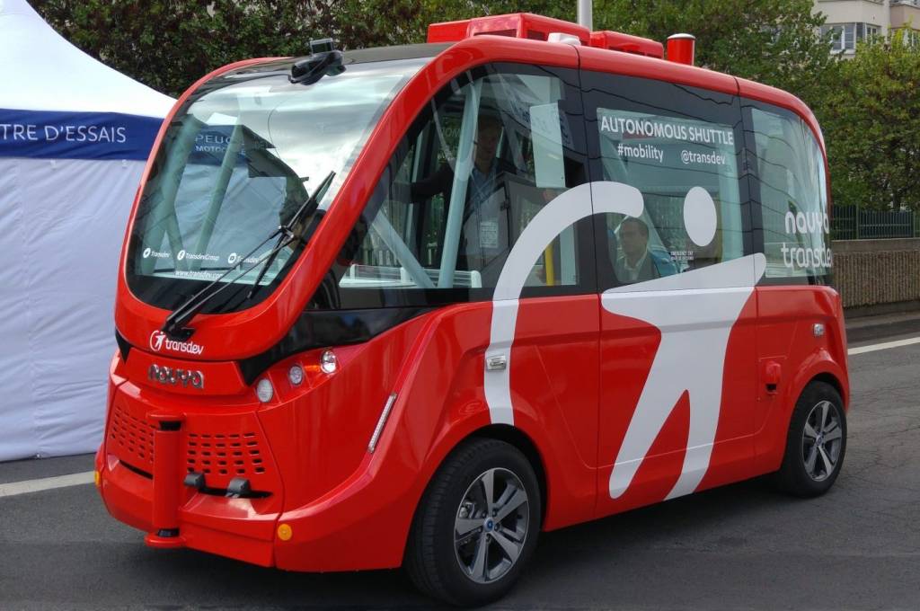 Ônibus autônomo em Paris tem controle de Xbox para emergências