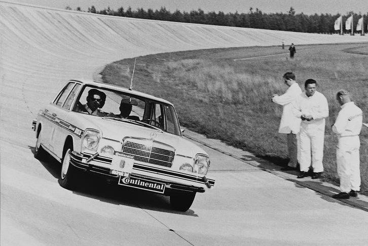 Futuro do pretérito: primeiro carro autônomo do mundo tem quase 60 anos