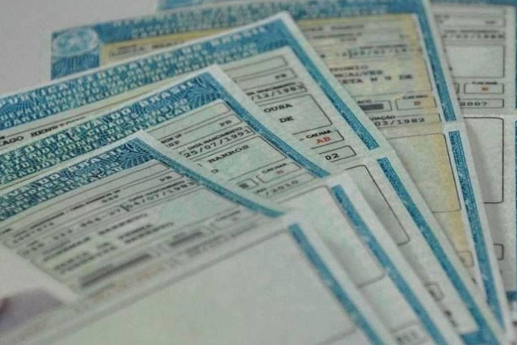 Bolsonaro entrega projeto que muda pontos, validade e exames da CNH