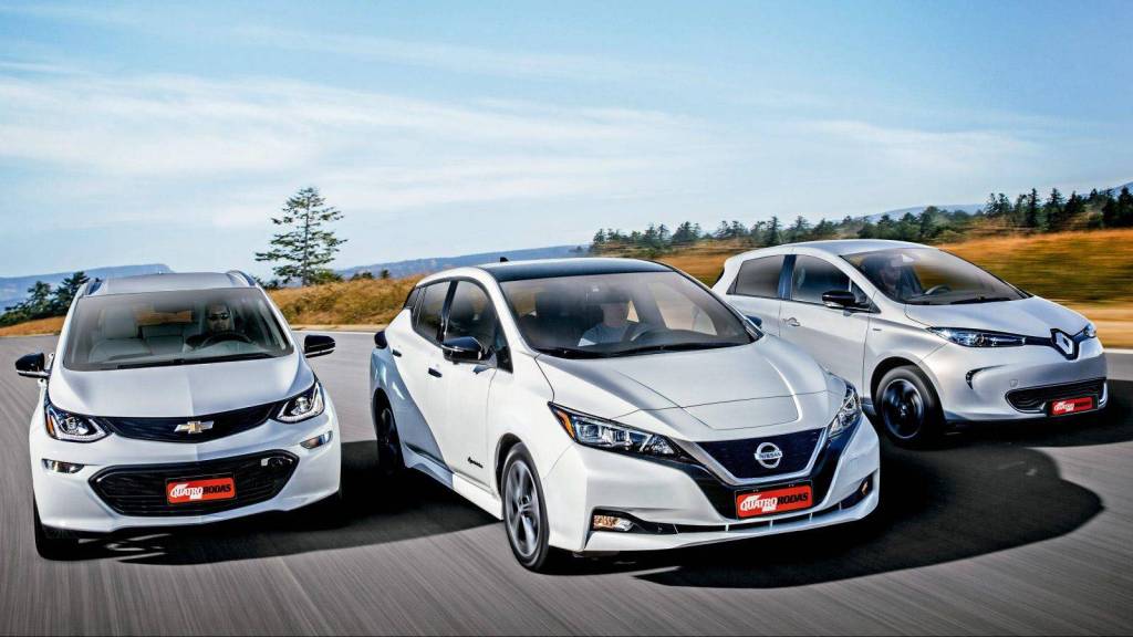 Chevrolet Bolt, Nissan Leaf e Renault Zoe vistos de frente