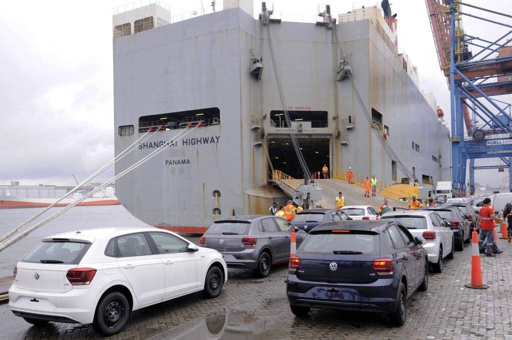 Como os carros são transportados em navios de exportação?