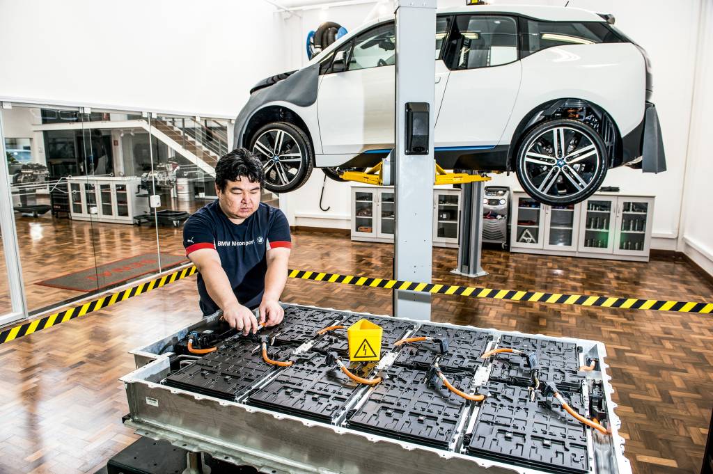 Como é feita a manutenção de carros elétricos e híbridos?