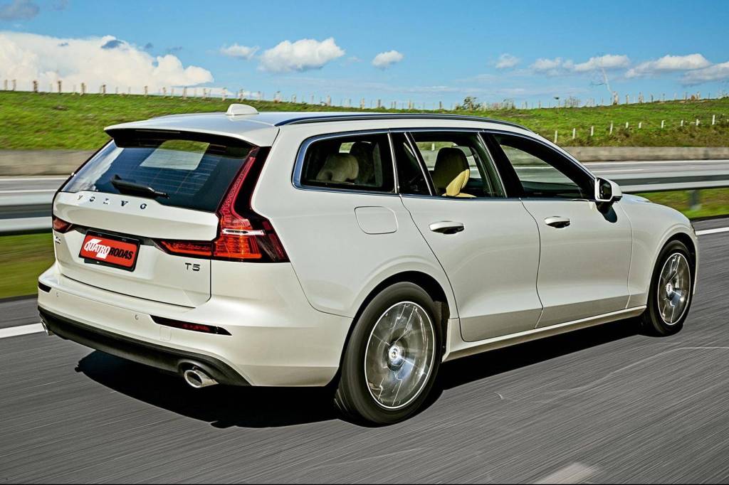 Automóvel V60 T5 Momentum, da Volvo, testado pela revista Quatro Rodas. QR