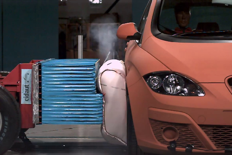 Por que este airbag lateral deflagra para o lado de fora do carro?