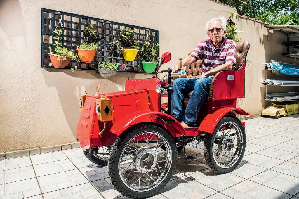 Brasileiro constrói em casa carros estilo calhambeque com peças de moto