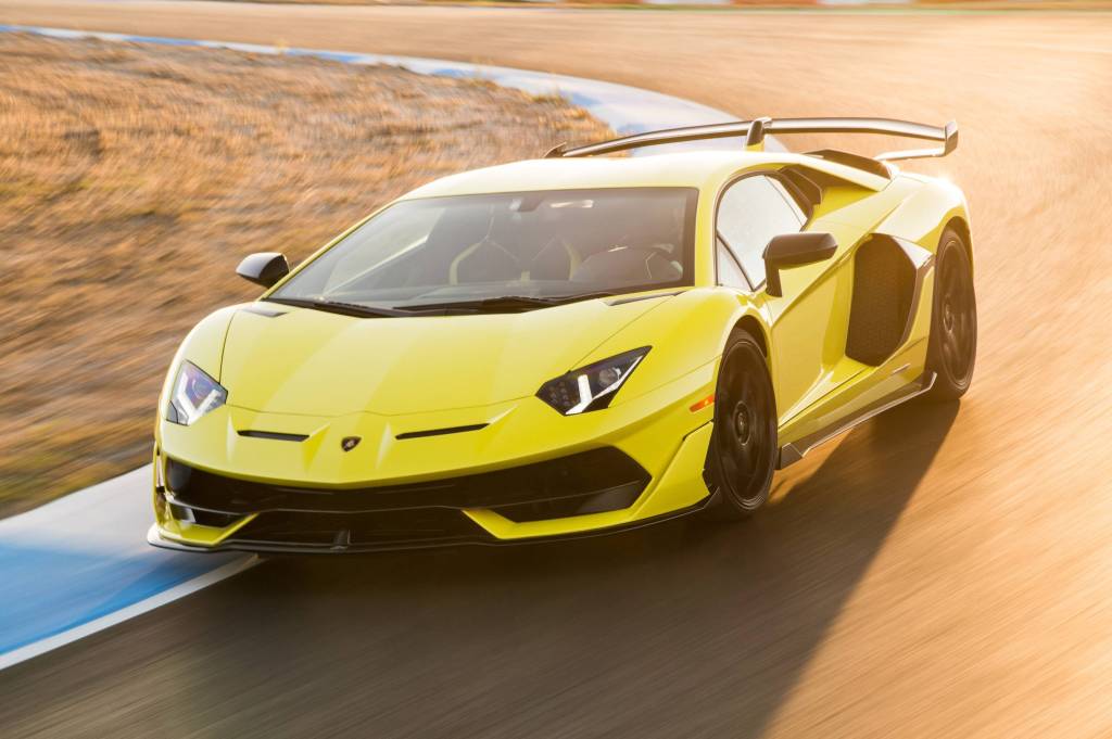 Lamborghini Aventador 3 Chineses incendeiam Lamborghini Aventador assando carne em seu escapamento