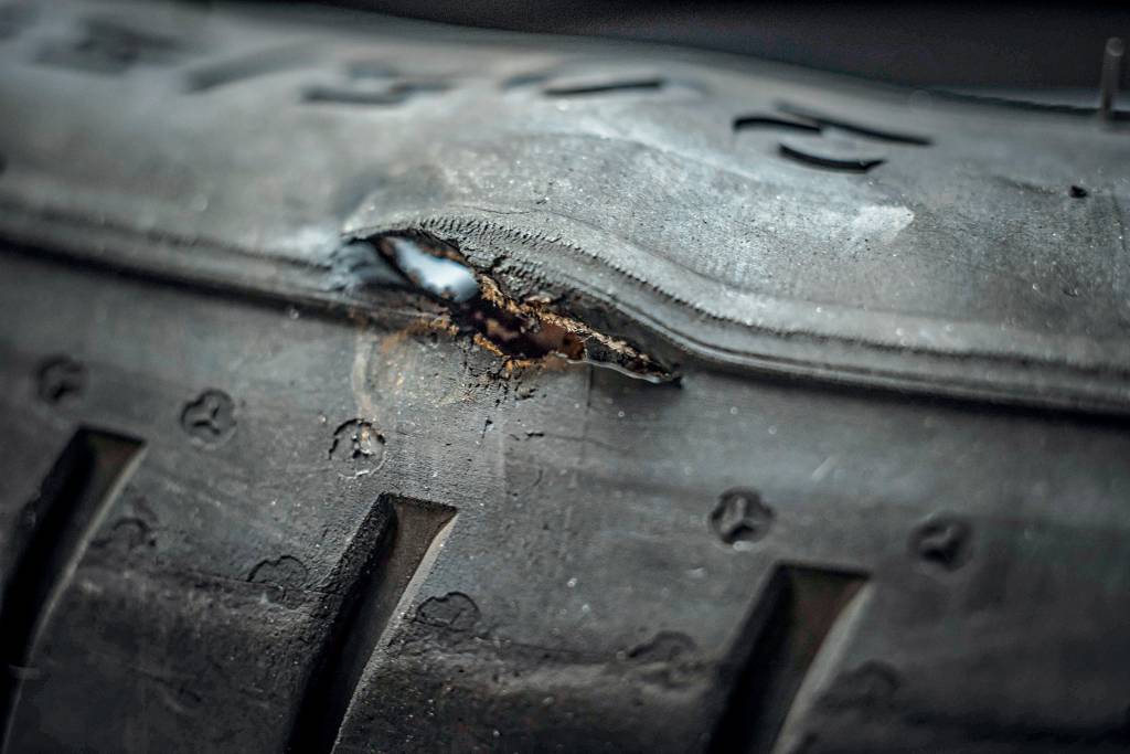 Longa Duração: cratera rasga pneu do VW Virtus. E para achar outro novo?