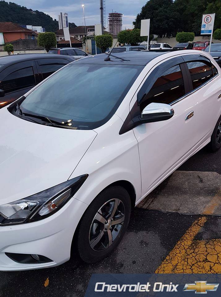 Chevrolet Onix com teto preto
