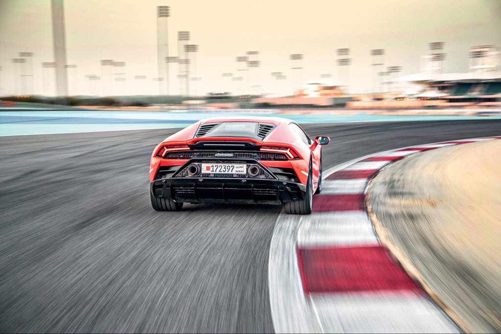Lamborghini Huracan Evo traseira Homem recebe empréstimo para pagar salários e compra Lamborghini nos EUA