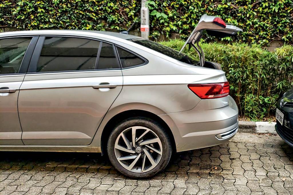 Longa Duração: porta-malas do VW Virtus é espaçoso, mas abri-lo incomoda