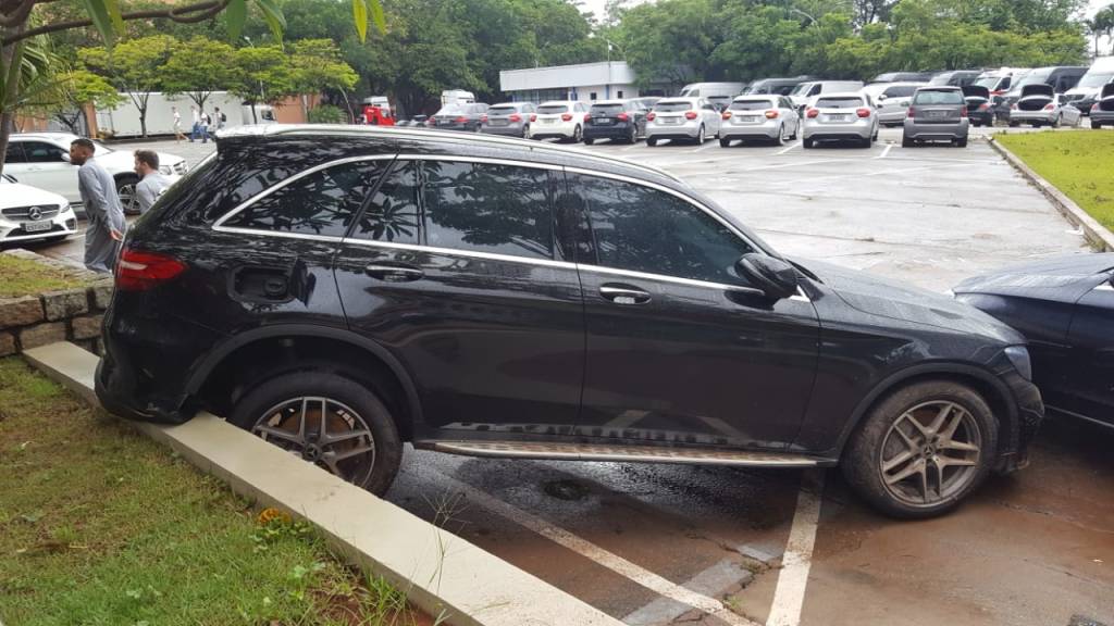 Mercedes-Benz GLC em enchente Carros da Mercedes danificados em enchente têm preço de Onix em leilão