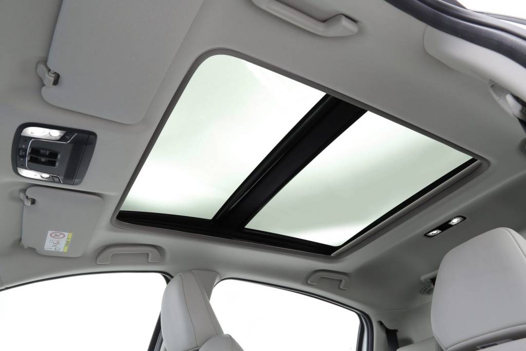 Honda HR-V Touring Teto Interno O teto panorâmico possui cortina elétrica e abertura somente na parte frontal, como é comum neste tipo de equipamento